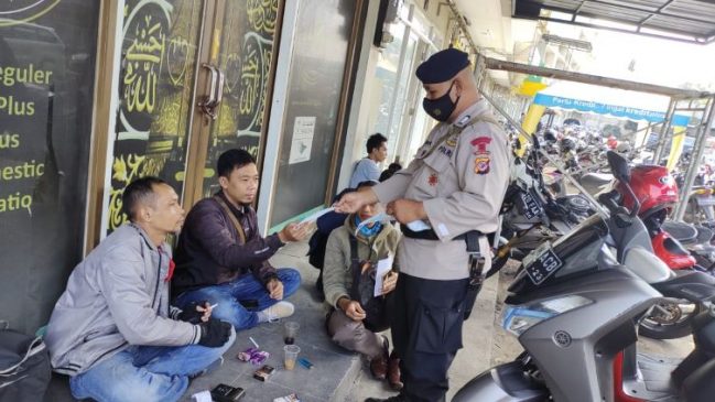 Sat Brimob Polda Jabar Bagikan Masker Gratis dan Berikan Himbauan PPKM Darurat Kepada Warga Sumedang