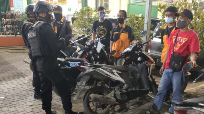 Sat Brimob Polda Jabar Edukasi 5M Kepada Juru Parkir Jatinangor di Masa PPKM Darurat Level 4