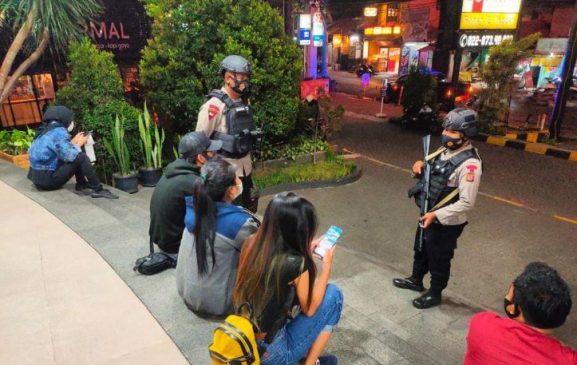 Sat Brimob Polda Jabar Berikan Edukasi dan Penyuluhan di Mall Jatos