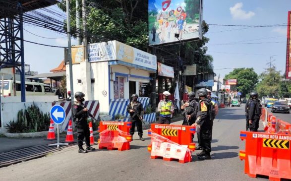 Sat Brimob Polda Jabar Ikut Jaga Pos Penyekatan PPKM Darurat Di Terminal Ledeng