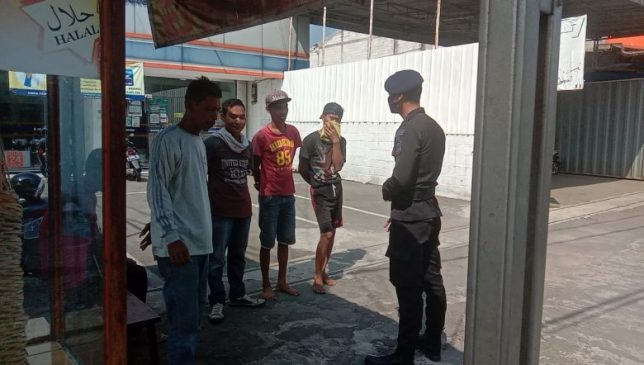 Sat Brimob Polda Jabar Rutin Berikan Himbauan Prokes Kepada Warga Talun di Masa PPKM Darurat Level 4