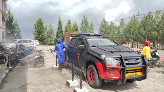 Sat Brimob Polda Jabar Rutin Lakukan Penyemprotan Disinfektan di Lingkungan Asrama