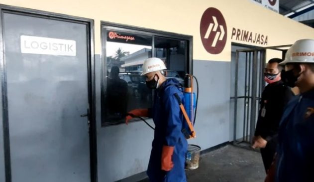 Sat Brimob Polda Jabar Semprot Disinfektan di Pull Primajasa Garut