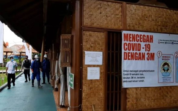 Sat Brimob Polda Jabar Semprot Disinfektan di RM Muara Sunda
