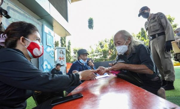 Sebanyak 290 Warga Tamansari Terima Bansos PPKM Darurat