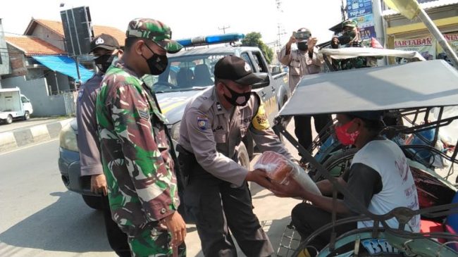 Sinergitas TNI – POLRI Serempak Laksanakan Bansos di Tengah PPKM Darurat