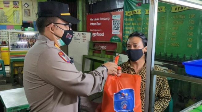 Tidak Kenal Waktu, Polisi Tebar Bansos Bagi PKL Hingga Sopir Angkot
