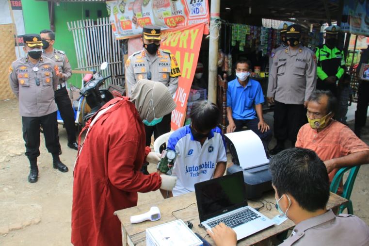 Kapolres Karawang saat meninjau vaksinasi mobile