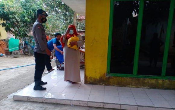 Warga Desa Sukasari Terdampak PPKM Darurat Level 4 Dapat Bantuan Sembako dari Polri