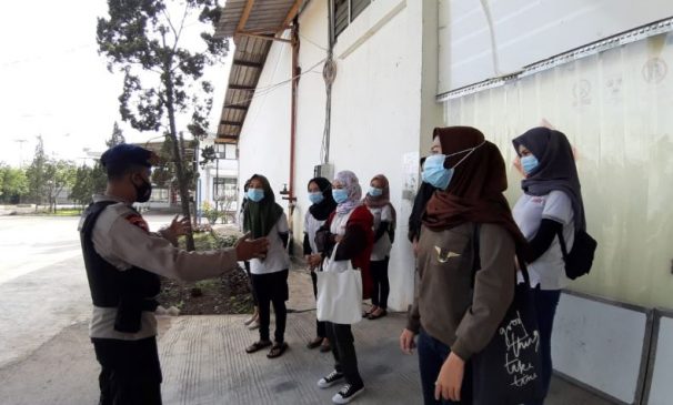 Anggota Sat Brimob Polda Jabar Ajak Karyawan PT. Novatex Laksanakan Prokes di Massa Pemberlakuan PPKM Darurat