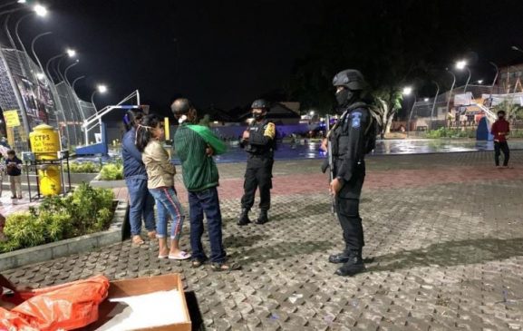 Anggota Sat Brimob Polda Jabar Berikan Edukasi Pentingnya Prokes Kepada Remaja