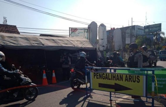 Brimob Polda Jabar Lakukan Penyekatan PPKM Darurat Level 4 di Cirebon Kota