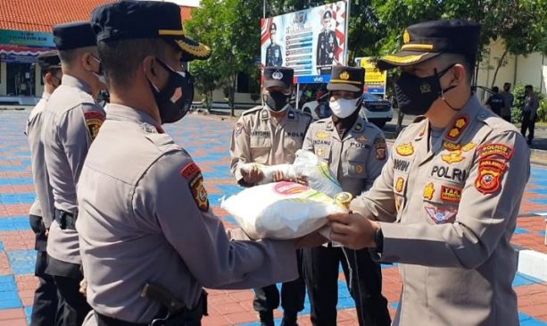 Di Masa PPKM Darurat Level 3, Kapolres Majalengka Secara Simbolis Serahkan Bansos Beras 60 Ton ke Kapolsek Untuk Masyarakat Terdampak Covid-19
