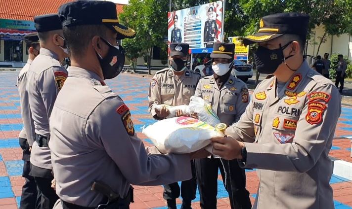 penyerahan bansos beras oleh Kapolres Majalengka