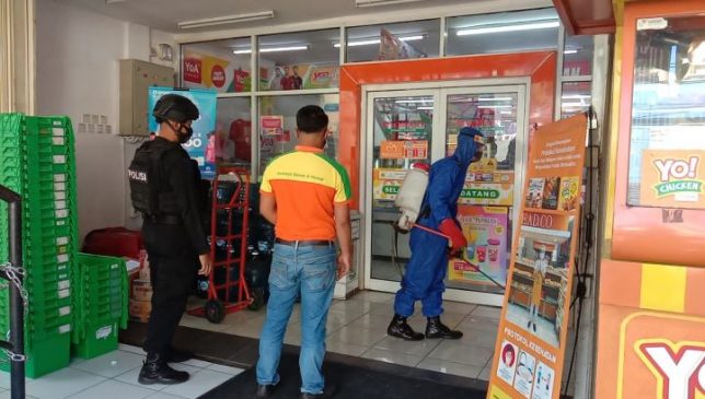 Di Tengah PPKM Darurat Level 4, Anggota Sat Brimob Polda Jabar Rutin Semprotkan Disinfektan di Minimarket Sekitar