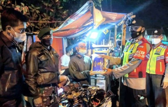 Gabungan TNI-Polri dan Satpol PP Kecamatan Cangkuang Terus Bagikan Paket Beras Saat Patroli PPKM Darurat Level 4