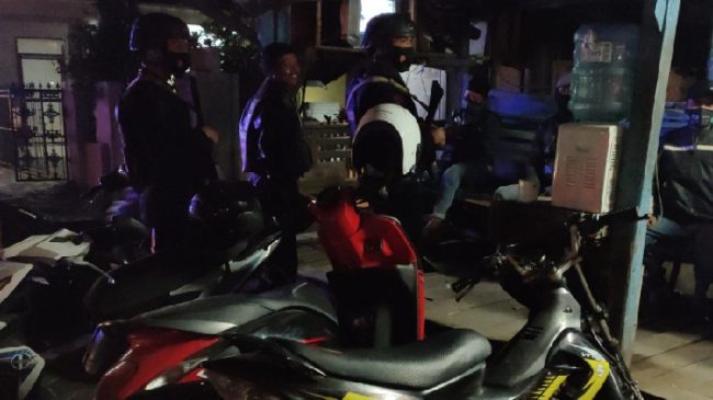 Sat Brimob Polda Jabar Patroli Kamtibmas dan Prokes di Malam Hari Dimasa PPKM Darurat Level 4