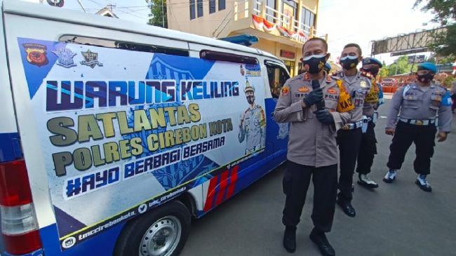 Ringankan Beban Warga, Polisi Bagikan Bansos Keliling di Tengah PPKM Darurat Level 4