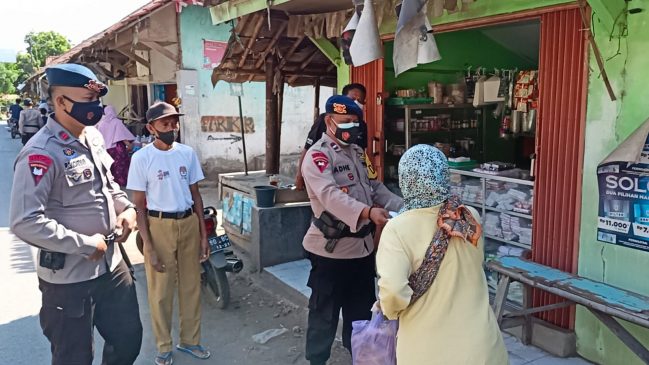 Guna Mencegah Penyebaran Covid-19, Sat Brimob Polda Jabar Bagikan masker Gratis di Pasar Wanasaba