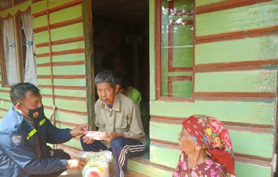 Polisi Salurkan Sembako Bagi Warga Masyarakat dan Jompo yang Terdampak PPKM Darurat Level 4