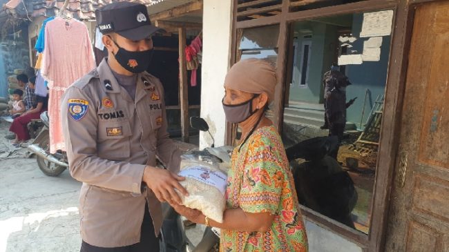 Warga Desa Japura Lor dan Japura Kidul Terima Bantuan Beras Dari Polri di Masa PPKM Darurat