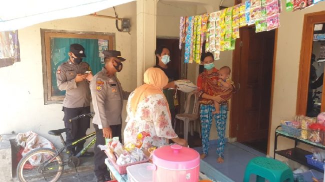 Polisi Salurkan Bantuan Beras Polri Peduli Pandemi Covid-19 di Masa PPKM Darurat Level 4