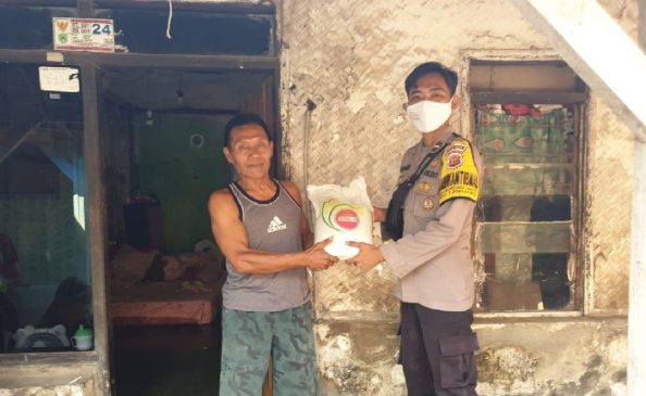Polisi Salurkan Beras ke Masyarakat Kurang Mampu Terdampak Covid-19 di Masa PPKM Darurat Level 4