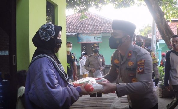 Baksos TNI – POLRI, Ponpes Lantabur dan Aliansi Gerakan Mahasiswa Cirebon Beri Bansos Bagi Masyarakat Terdampak PPKM Darurat Level 4