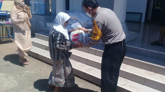 Polisi Peduli, Salurkan Bansos Untuk Warga Jompo di Tengah PPKM Darurat