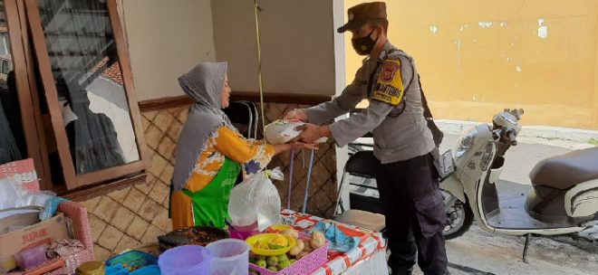 Polisi Salurkan Bansos Beras Secara Door To Door Kepada Warga di Sindangkasih
