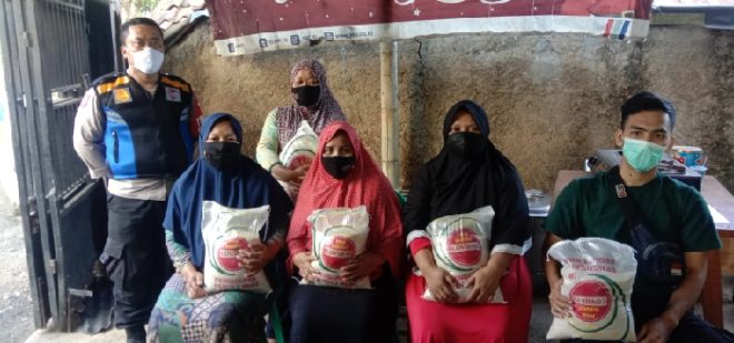 Polisi Salurkan Bansos Kepada Puluhan Warga Masyarakat yang Tinggal di Kawasan Ciandam di Masa PPKM Darurat