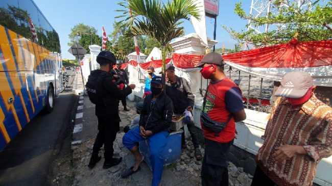 Cegah Penyebaran Corona, Sat Brimob Polda Jabar Ingatkan PKL Terapkan Prokes di Tengah PPKM Darurat