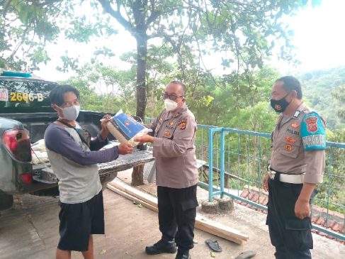 Polisi Bagikan Bansos Sembako Beras Pada Saat Patroli PPKM