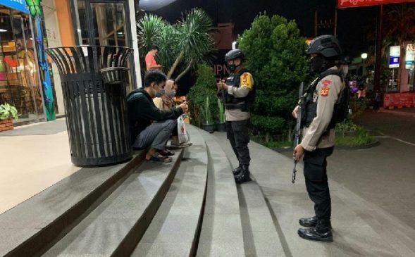 Patroli Sat Brimob Polda Jabar Ajak Warga Jatinangor Patuhi Prokes di Tengah Pandemi