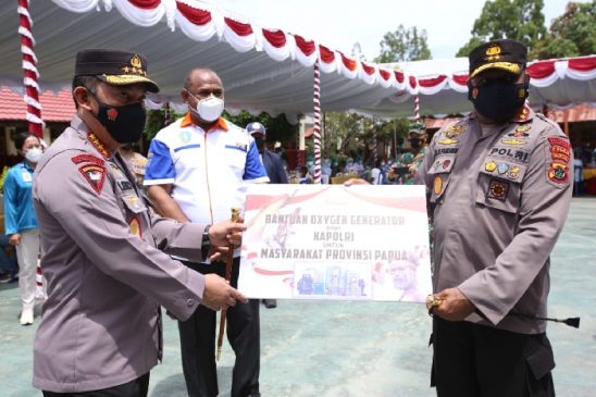 Kapolri Listyo Serahkan Oksigen Generator Untuk Penanganan Covid-19 di Papua