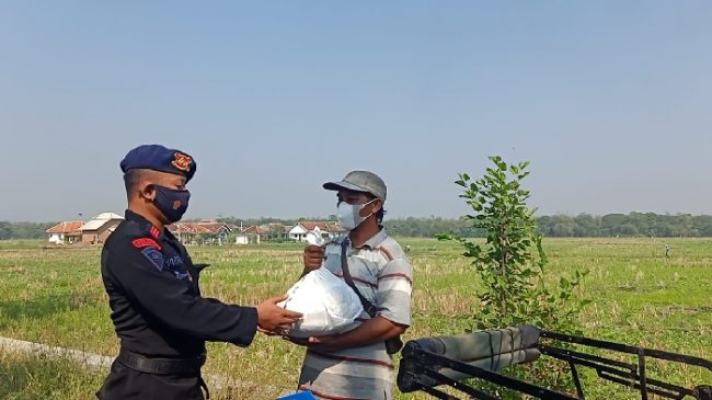 Sat Brimob Polda Jabar Kembali Berikan Bansos Sembako Kepada Warga Gempol di Tengah PPKM
