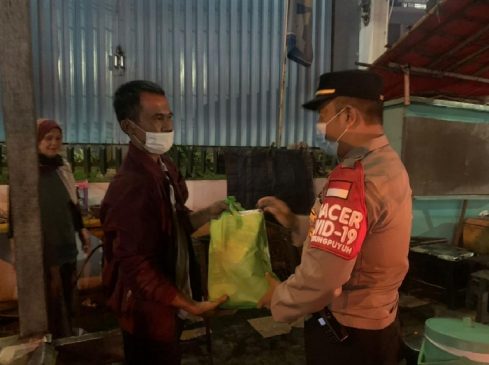 Polisi Salurkan Bansos Kepada Sejumlah PKL di Tengah PPKM