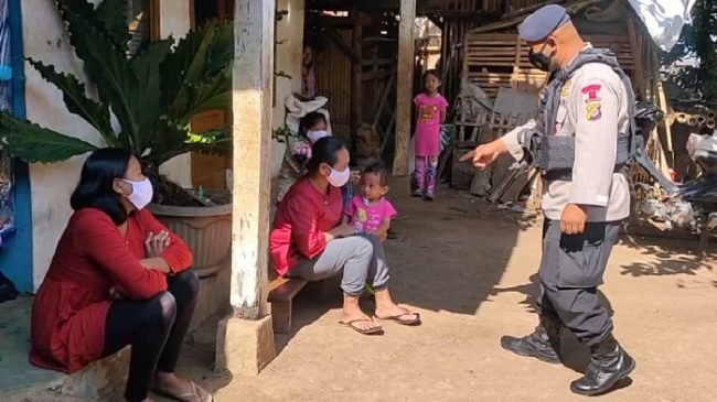 Sat Brimob Polda Jabar Berikan Himbauan Prokes dan Bagikan Masker Kepada Warga Desa Mekar Laksana