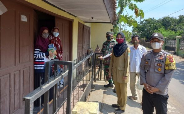 Kabid Humas Polda Jabar : Bhabinkamtibmas Polsek Jatitujuh dan Babinsa Distribusikan Bansos dan Obat-Obatan Kepada Warga yang Isoman