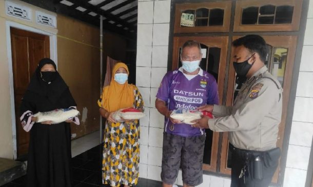 Polisi Terus Salurkan Bansos ke Rumah Warga Terdampak PPKM Darurat Level 4