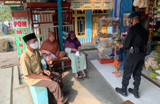 Cegah Penyebaran Covid-19, Personel Sat Brimob Polda Jabar Bagikan Masker Gratis di Tengah PPKM Darurat