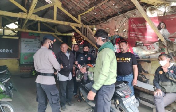 Ajak Warga Disiplin Prokes, Personel Sat Brimob Polda Jabar Bagikan Masker di Pangkalan Ojek di Tengah PPKM Darurat