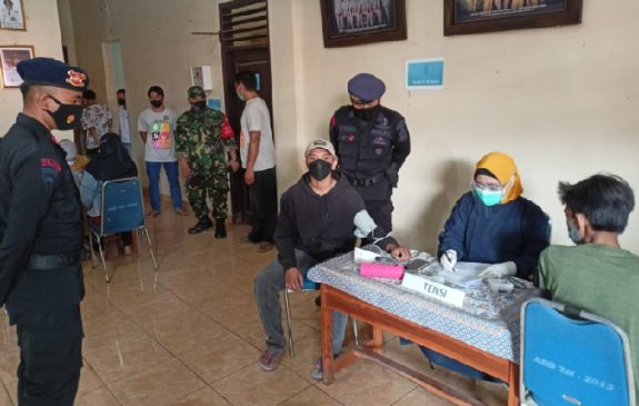 Sat Brimob Polda Jabar Monitor Penerapan Prokes di Poskesdes Wanasaba Kidul di Tengah PPKM Darurat