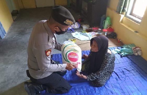Dengan Humanis, Polisi Salurkan Bansos Bagi Warga Jompo