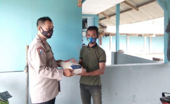 Kabid Humas Polda Jabar : Polri Tak Kenal Lelah Salurkan Bansos Sembako ke Rumah Warga