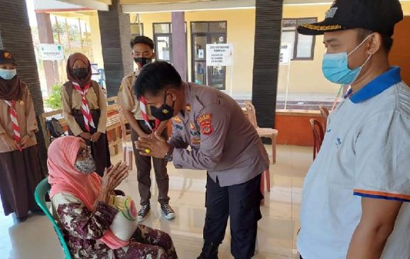 Dengan Humanis, Polisi Salurkan Bansos Kepada Warga Jompo di Kantor Balai Desa Gunungsari