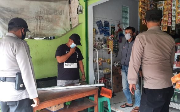 Penerapan PPKM Darurat, Polisi Berikan Himbauan dan Bagikan Masker