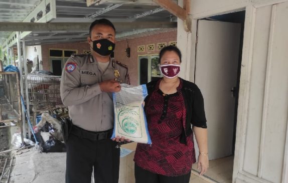 Polisi Keliling, Bagikan Bansos Beras Kepada Warga Terdampak Covid-19 di Tengah PPKM