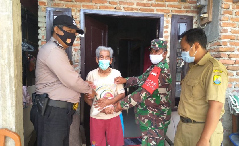 Polri Salurkan Bansos 200 Paket Sembako Kepada Warga Slum Area Desa Bobos dan Desa Cisaat