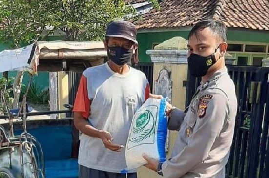 Polri Bagikan Bansos Beras ke Tukang Becak dan Juru Parkir yang Terdampak PPKM Mikro Level 2